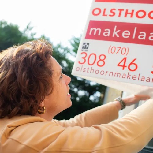 Verkoop bord ophangen Olsthoorn Makelaars