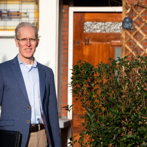 Wat betekenen een ouderdomsclausule en asbestclausule bij het kopen van een woning?