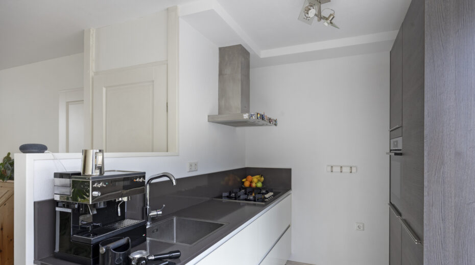 Tussenwoning te koop: Dr. G. Knuttelstraat 11, 'S-Gravenhage