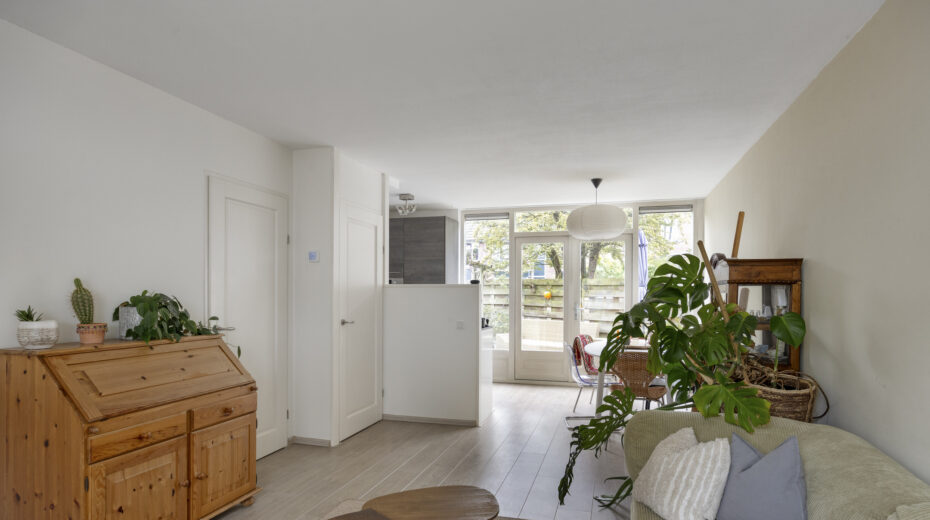 Tussenwoning te koop: Dr. G. Knuttelstraat 11, 'S-Gravenhage